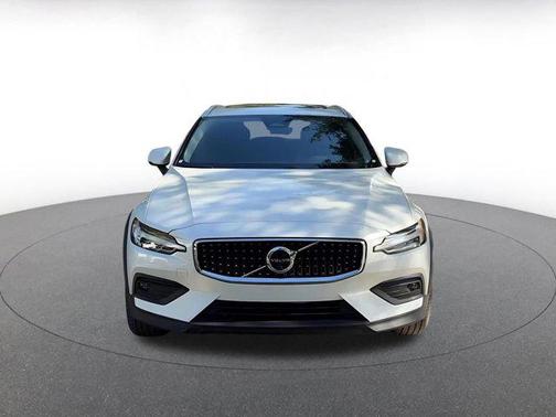 2025 Volvo V60 Cross Country B5 Plus