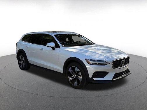 2025 Volvo V60 Cross Country B5 Plus