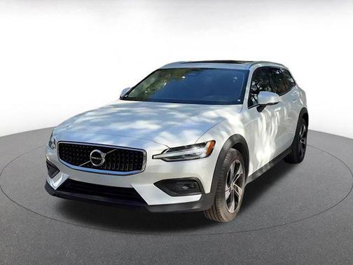 2025 Volvo V60 Cross Country B5 Plus
