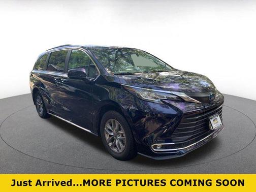2023 Toyota Sienna XLE 8 Passenger