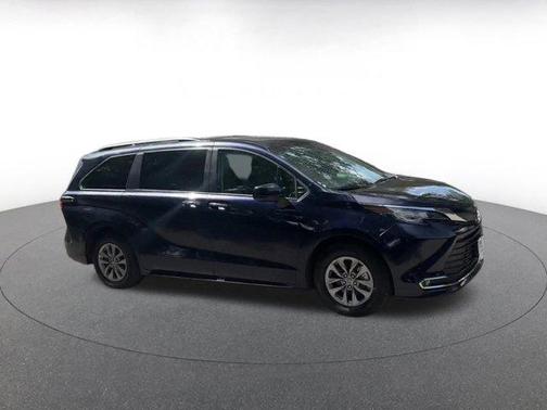 2023 Toyota Sienna XLE 8 Passenger