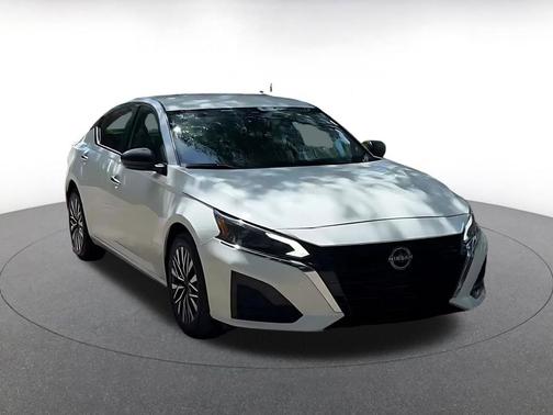 Glacier White 2025 Nissan Altima SV FWD