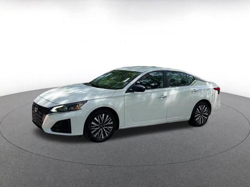 Glacier White 2025 Nissan Altima SV FWD