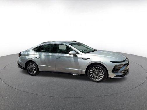 Aero Silver 2025 Hyundai SONATA Hybrid SE