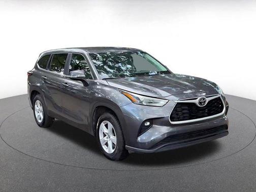 Magnetic Gray Metallic 2025 Toyota Highlander LE