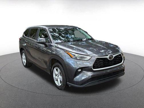Magnetic Gray Metallic 2025 Toyota Highlander LE