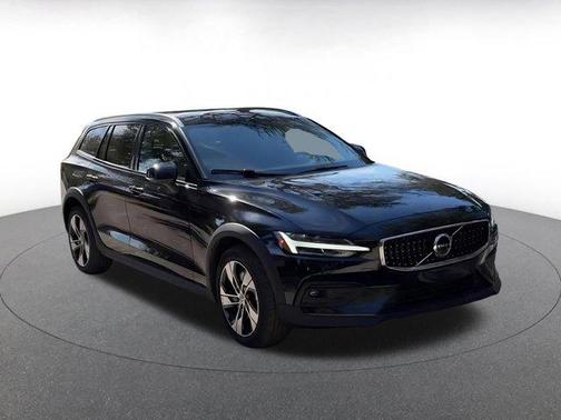 2025 Volvo V60 Cross Country B5 Plus
