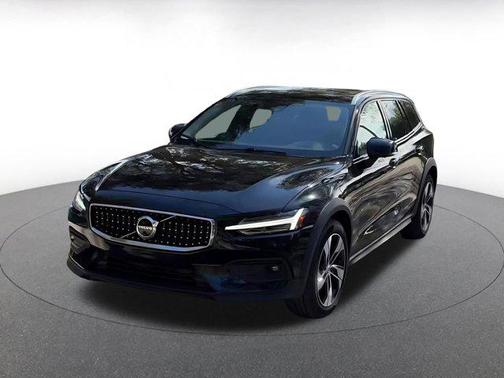 2025 Volvo V60 Cross Country B5 Plus