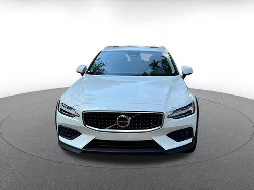 2025 Volvo V60 Cross Country Plus, B5 AWD Gas (mild hybrid)