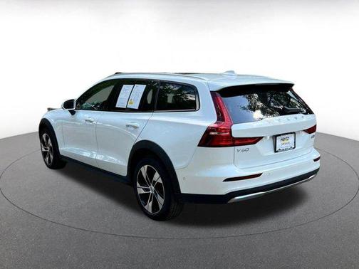2025 Volvo V60 Cross Country Plus, B5 AWD Gas (mild hybrid)
