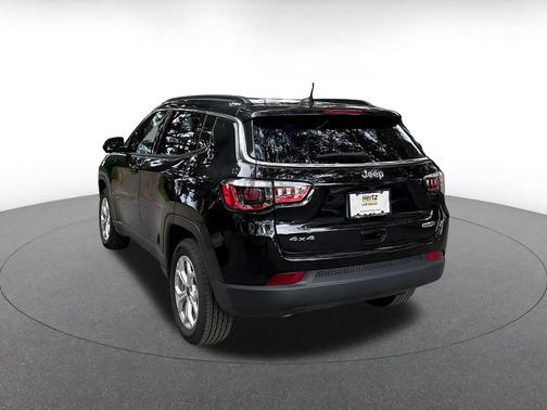 Diamond Black Crystal Pearlcoat 2025 Jeep Compass Latitude