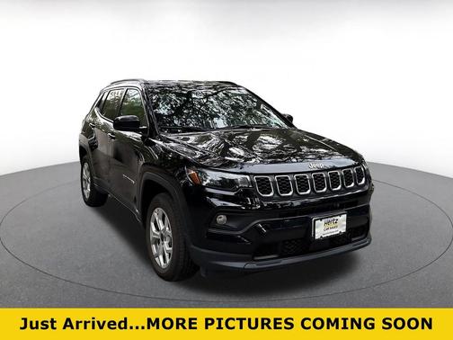 Diamond Black Crystal Pearlcoat 2025 Jeep Compass Latitude