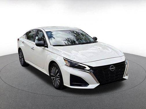 Glacier White 2025 Nissan Altima SV FWD