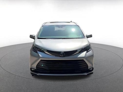 Celestial Silver Metallic 2025 Toyota Sienna XLE