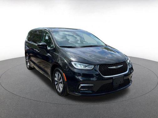 Brilliant Black Crystal Pearlcoat 2023 Chrysler Pacifica Hybrid Touring L