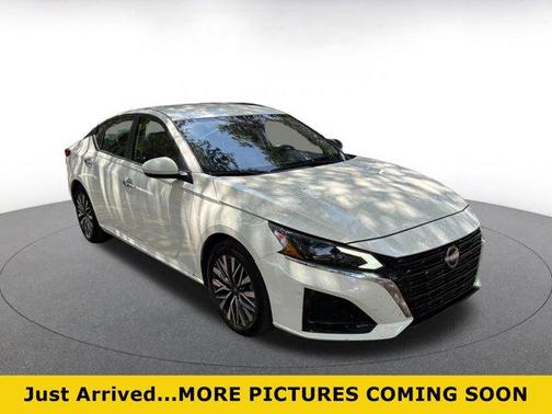 Glacier White 2025 Nissan Altima SV FWD