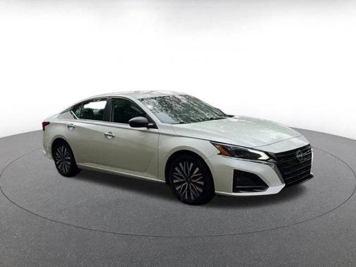 Pearl White Tricoat 2025 Nissan Altima SV FWD