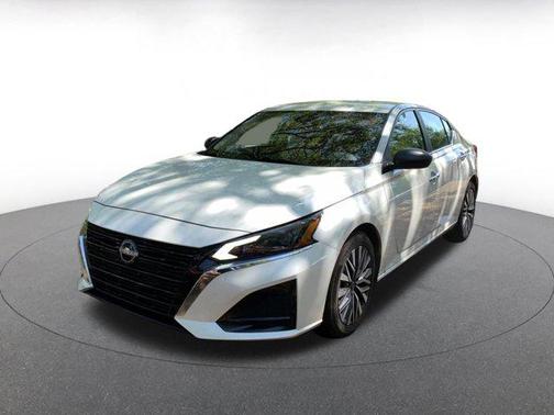 Pearl White Tricoat 2025 Nissan Altima SV FWD