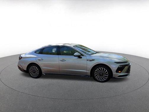 Aero Silver 2025 Hyundai SONATA Hybrid SE