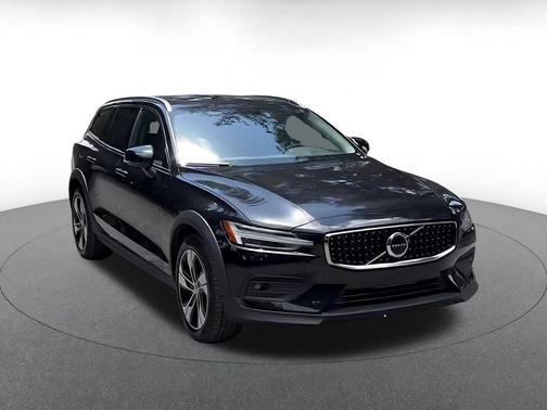 Onyx Black Metallic 2025 Volvo V60 Cross Country Plus, B5 AWD Gas (mild hybrid)