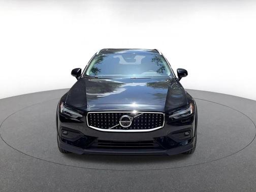 Onyx Black Metallic 2025 Volvo V60 Cross Country Plus, B5 AWD Gas (mild hybrid)