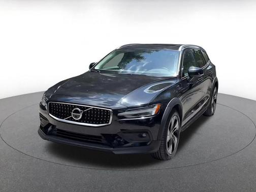 Onyx Black Metallic 2025 Volvo V60 Cross Country Plus, B5 AWD Gas (mild hybrid)