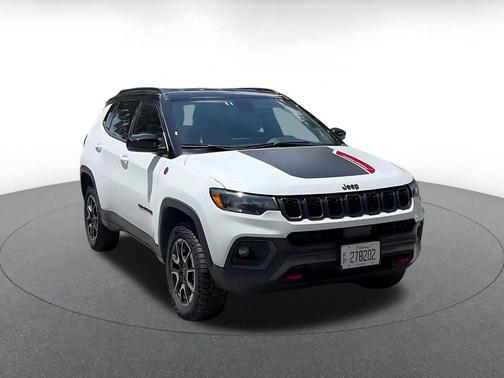 Bright White Clearcoat 2025 Jeep Compass Trailhawk