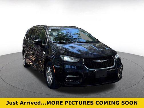 Brilliant Black Crystal Pearlcoat 2022 Chrysler Pacifica Touring L