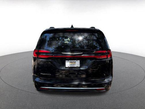 Brilliant Black Crystal Pearlcoat 2022 Chrysler Pacifica Touring L