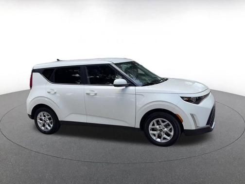 Snow White Pearl 2025 Kia Soul LX