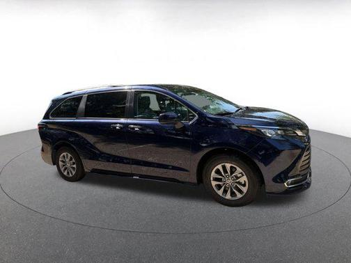 2024 Toyota Sienna XLE 8 Passenger