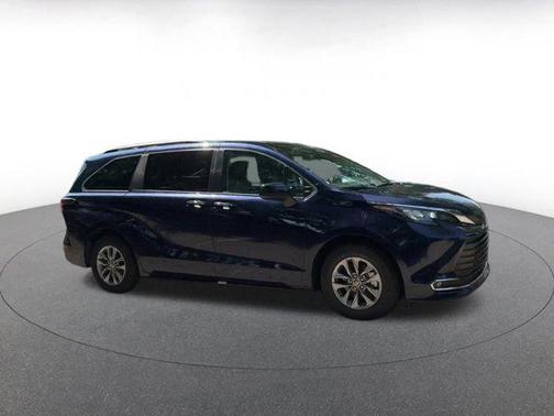 2024 Toyota Sienna XLE 8 Passenger