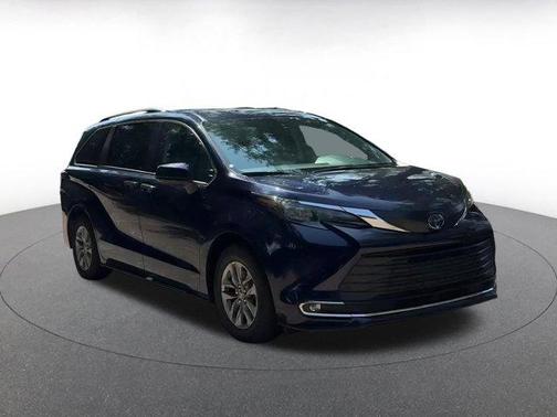 2024 Toyota Sienna XLE 8 Passenger