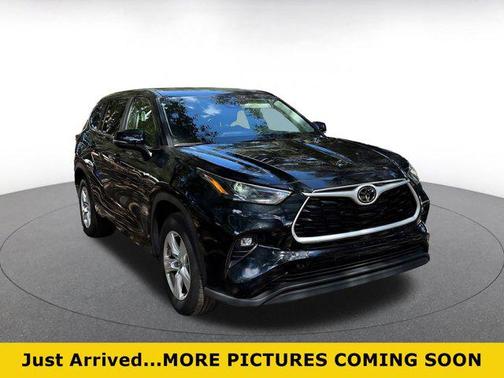 Midnight Black Metallic 2025 Toyota Highlander LE