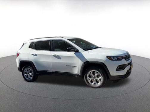 Bright White Clearcoat 2025 Jeep Compass Latitude
