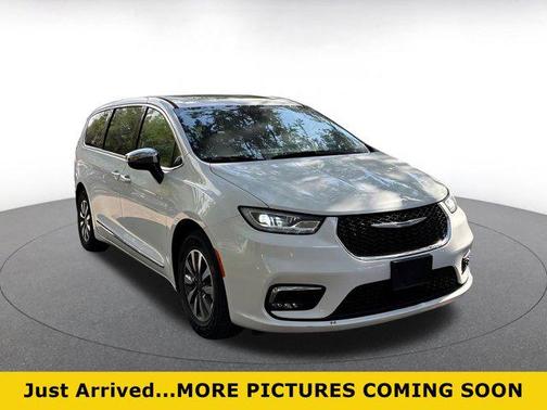Bright White Clearcoat 2023 Chrysler Pacifica Hybrid Limited