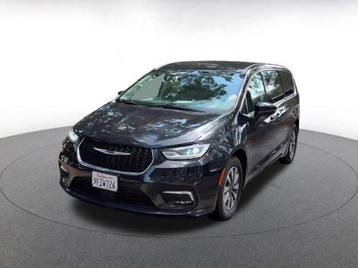 Brilliant Black Crystal Pearlcoat 2023 Chrysler Pacifica Hybrid Touring L