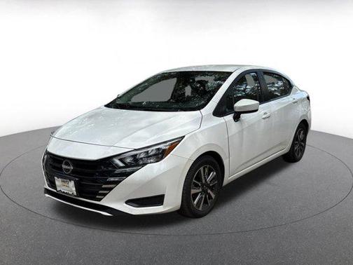 Aspen White Tricoat 2025 Nissan Versa 1.6 SV