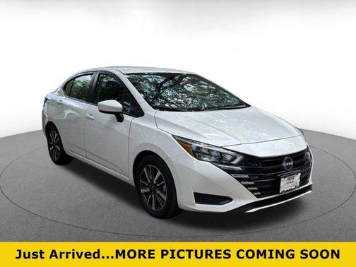 Aspen White Tricoat 2025 Nissan Versa 1.6 SV
