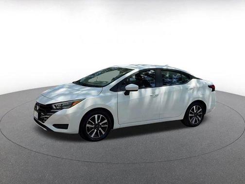 Aspen White Tricoat 2025 Nissan Versa 1.6 SV