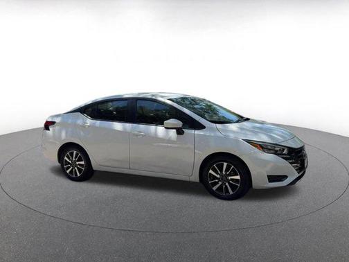 Aspen White Tricoat 2025 Nissan Versa 1.6 SV