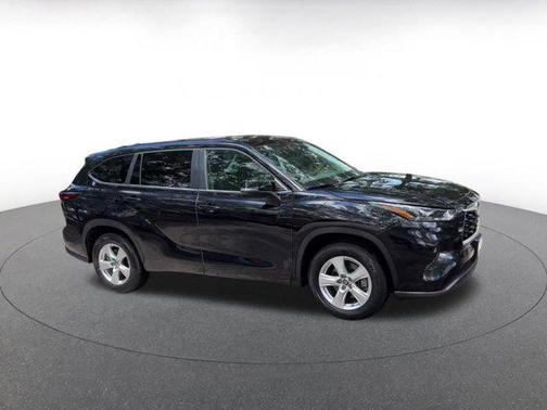 Midnight Black Metallic 2025 Toyota Highlander LE