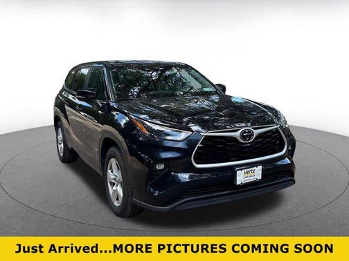 Midnight Black Metallic 2025 Toyota Highlander LE