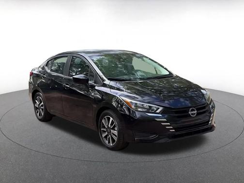 Super Black 2025 Nissan Versa 1.6 SV