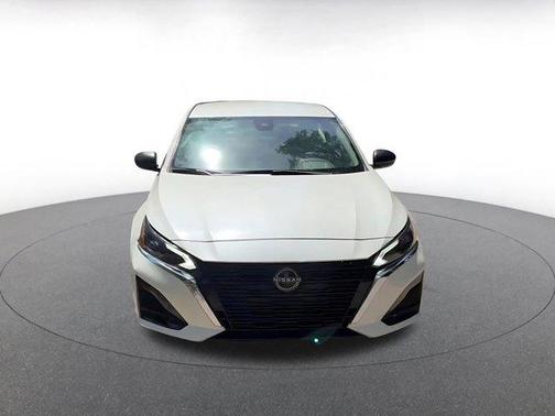 Pearl White Tricoat 2025 Nissan Altima SV FWD