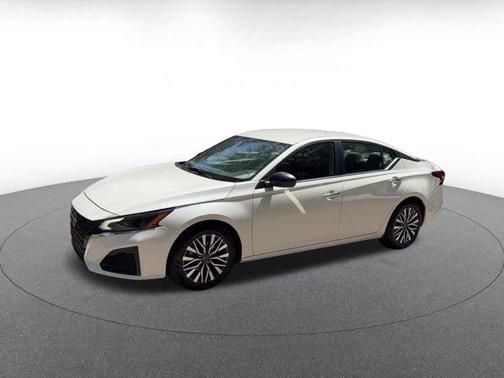 Pearl White Tricoat 2025 Nissan Altima SV FWD