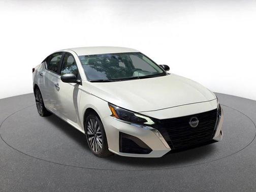 Pearl White Tricoat 2025 Nissan Altima SV FWD