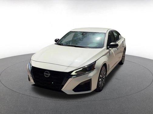 Pearl White Tricoat 2025 Nissan Altima SV FWD