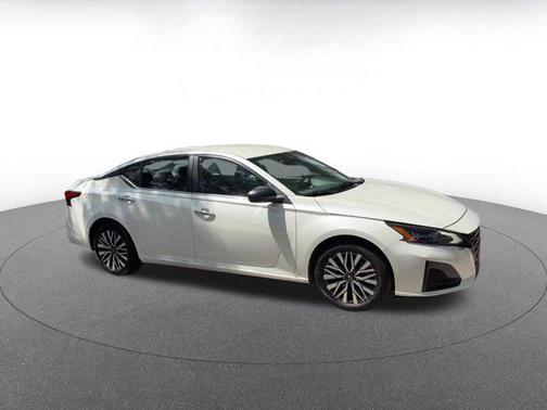 Pearl White Tricoat 2025 Nissan Altima SV FWD