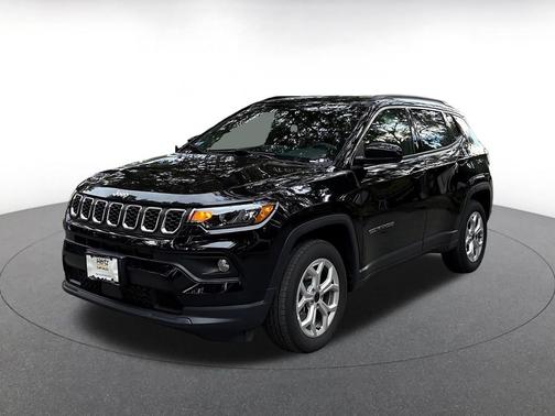 Diamond Black Crystal Pearlcoat 2025 Jeep Compass Latitude